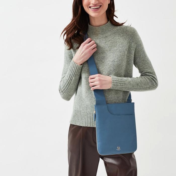  London Pockets, Medium Zip Around Cross Body Bag